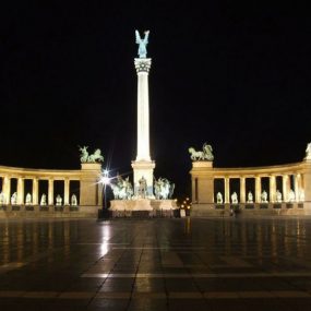 Heroes’ Square at night