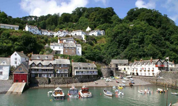 A Mini Day Guide to the charming and unique village of Clovelly, North Devon, UK – WhodoIdo: Explore this little fishing village along the coast of North Devon with breathtaking views of Bideford Bay. Stroll along the cobbled streets and stop off at a tea room for a traditional Devonshire cream tea! Find out why this village is so unique!